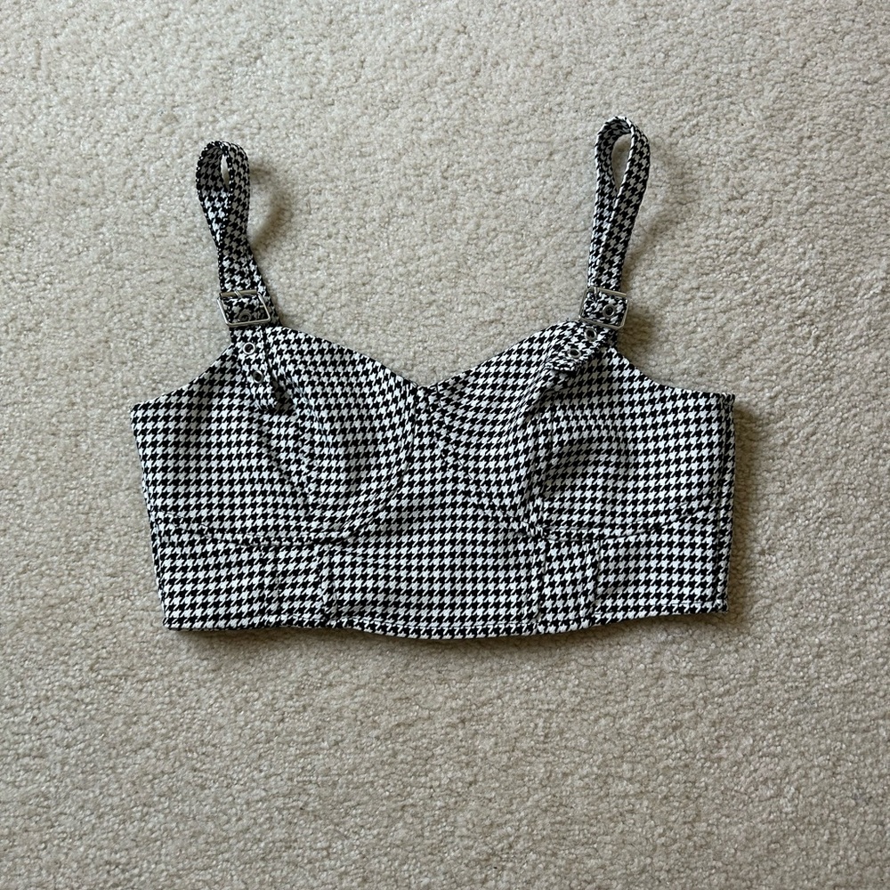 H&M black and white patterned crop tank top